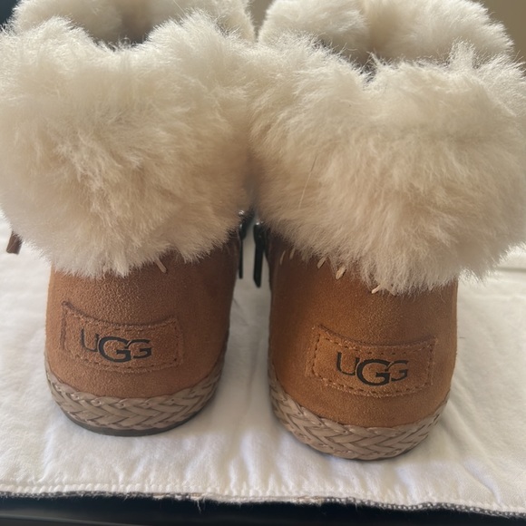 NWOT UGG Genuine Shearling Lined Elowen Bootie - Picture 8 of 10